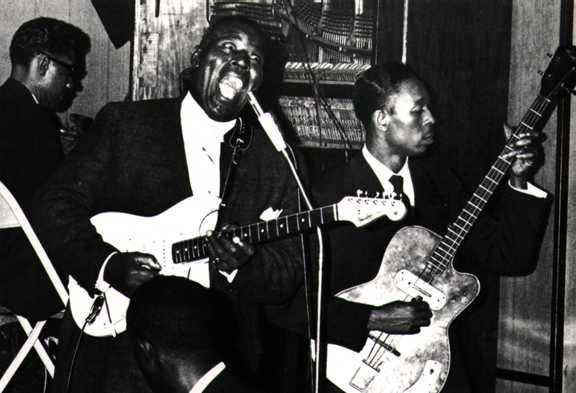Howlin' Wolf in full cry at Sylvio's